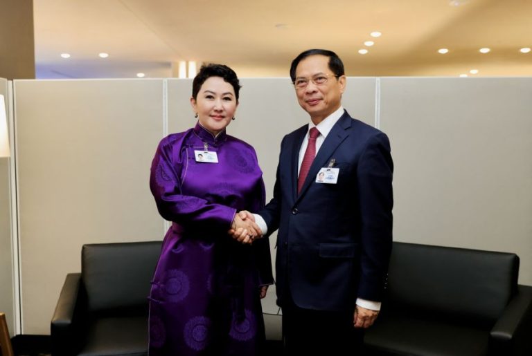 Гадаад харилцааны сайд Б.Батцэцэг Бүгд Найрамдах Социалист Вьетнам Улсын Шадар сайд бөгөөд Гадаад хэргийн сайд Буй Тань Сөнтэй уулзлаа