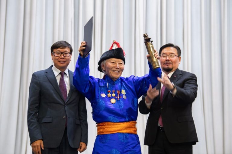 “Мэргэн ном”-ын эзнээр Хөдөлмөрийн баатар Ч.Галсан тодорлоо