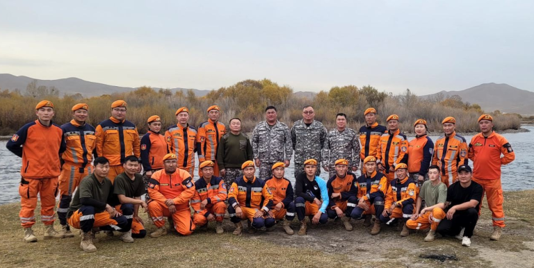 Аврах ангийн алба хаагчид Туул голын эрэг дагуу хуримтлагдсан 5 тонн хогийг цэвэрлэлээ