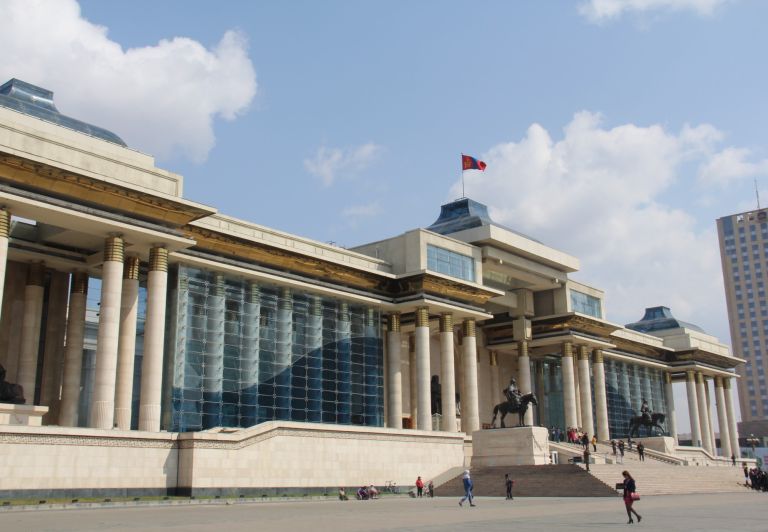 Төрийн албан хаагчдын дундаж нас залуужиж 38.6 болжээ