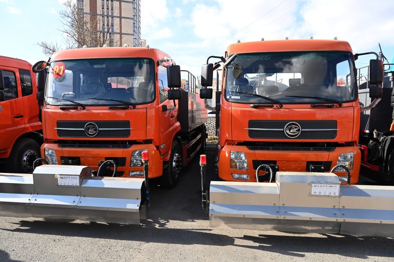 Нийслэлийн төсвийн хөрөнгө оруулалтаар зам цэвэрлэгээний 5 төрлийн 33 техникийг хүлээн авчээ