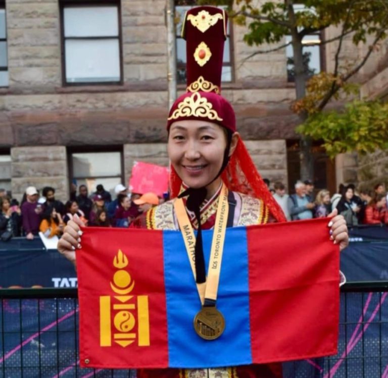 Г.Оюунгэрэл богтаг малгай, хатны хувцастай марафонд гүйж Гиннесийн амжилт тогтоожээ
