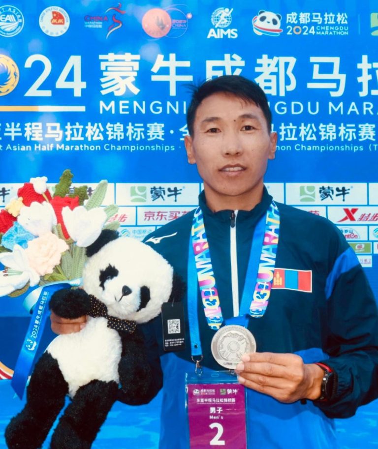 Д.Гантулга мөнгөн медалиар энгэрээ мялаалаа