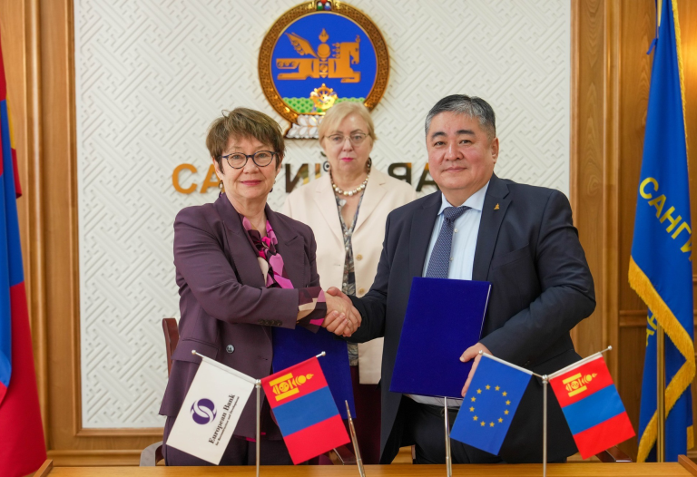 Чойр-Сайншанд цахилгаан дамжуулах шугамын төслийн санхүүжилтэд гарын үсэг зурав