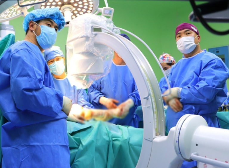 ГССҮТ-ийн эмч нар ясны хорт хавдартай хэсгийг бүрэн авч, хиймэл яс, үе суулгах мэс засал хийлээ