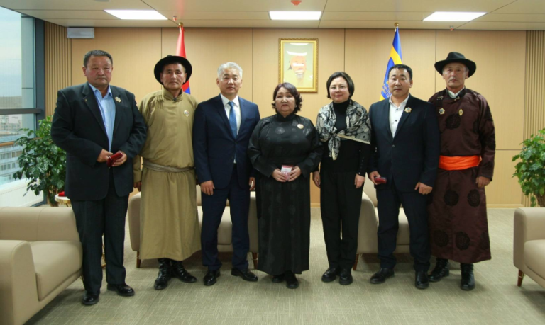 Тариаланчдад Төрийн одон, медаль гардууллаа