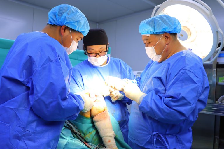 ГССҮТ-ийн эмч нар үений гадаргуу мөгөөрс шилжүүлэн суулгах мэс заслын шинэ технологи нэвтрүүллээ