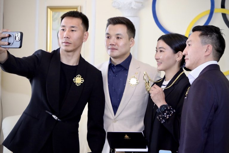 Олимп, Дэлхийн оддын энгэрийг “Алтан Од”, “Алтан Очир” одонгоор мялаалаа