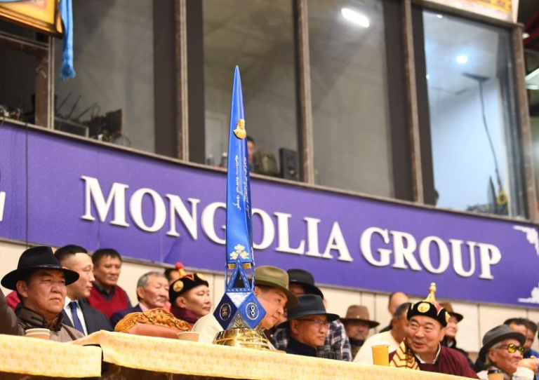 Монгол бахархлын өдрийн барилдааны түрүү бөхөд олгосон хүрэл цутгамал “Чингис хаан” цом