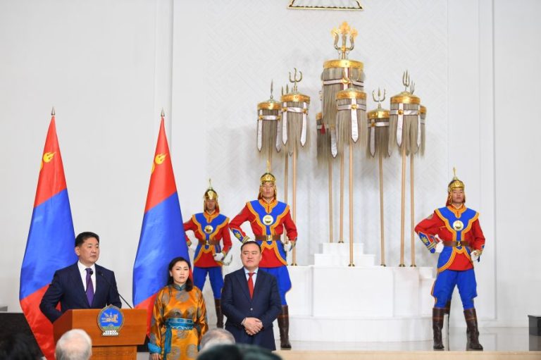 Улс тунхагласны баярыг тохиолдуулан төрийн дээд цол, одон, медаль хүртээлээ