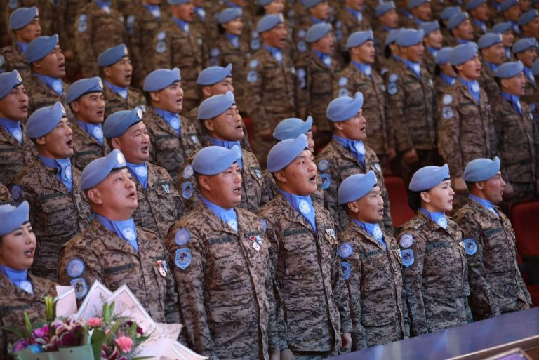 Монгол Улсын Ерөнхийлөгч У.Хүрэлсүх БНӨСУ-д үүрэг гүйцэтгэсэн энхийг сахиулагчдад одон, медаль гардууллаа 