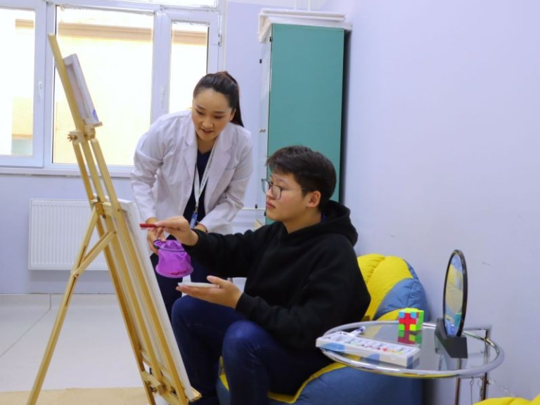 ГССҮТ-ийн салбар эмнэлэгт урлагийн сэтгэл заслын эмчилгээг нэвтрүүлжээ