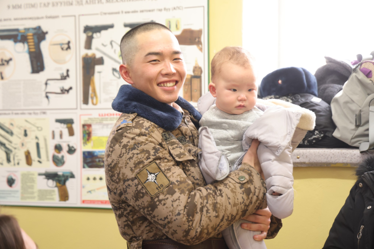 Тангаргын баяраар аавдаа ирж үнсүүлсэн бяцхан үрс