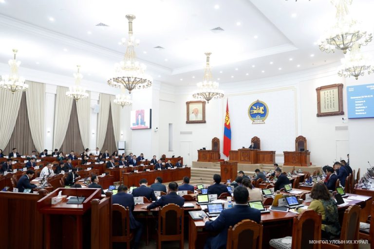 Монгол Улсын 2025 оны төсвийн тухай хуулийн төслүүдийг хоёр дахь хэлэлцүүлэгт шилжүүллээ