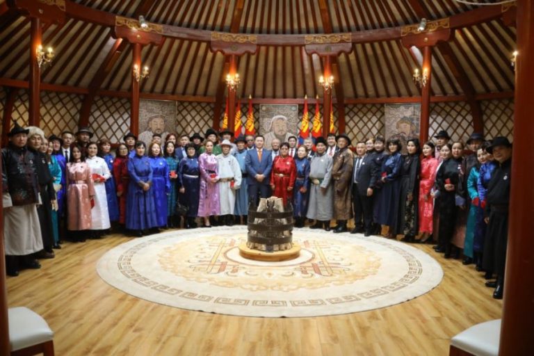 Үндэсний үйлдвэрлэгчдэд төрийн дээд одон, медаль гардууллаа