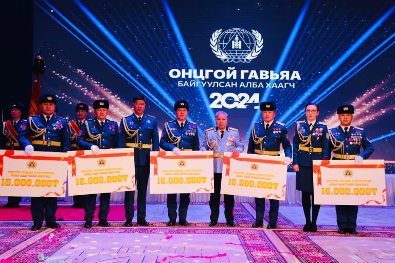 Онцгой гавьяа байгуулсан алба хаагчдыг 16 сая төгрөгөөр урамшууллаа