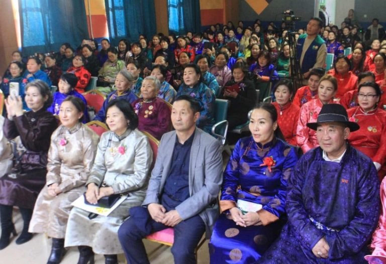 Өндөр-Улаан сумын эмэгтэйчүүд үр хүүхдээ үглэж биш, зөвөөр үлгэрлэж хүмүүжүүлэх уриалга дэвшүүллээ