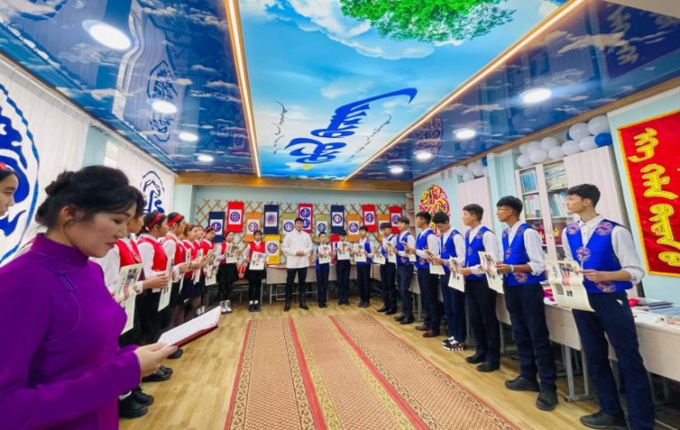 Үндэсний бичгээ сурталчилж, өөрсдийн бүтээлээр ангиа тохижуулсан эерэг хамт олон