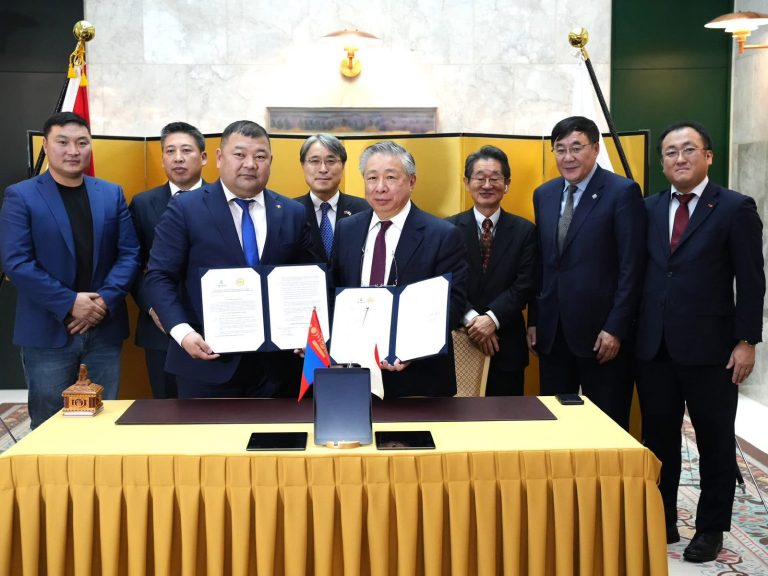 Гэр хорооллын болон Архангай аймгийн сургуулиудад 550 ширхэг IPad хандивлав