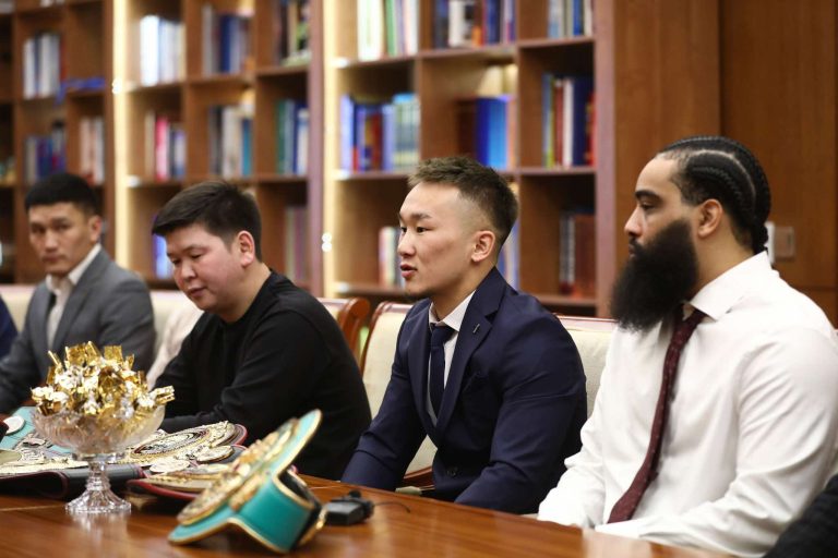 Ерөнхийлөгч У.Хүрэлсүх гавьяат тамирчин Э.Цэндбаатар нарт баяр хүргэв