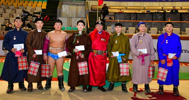 Сар шинийн баярт зориулсан өсвөрийн барилдаан боллоо