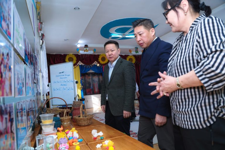 СХД-ийн 106-р цэцэрлэгт  хичээлийн хэрэглэгдэхүүн бэлэглэжээ