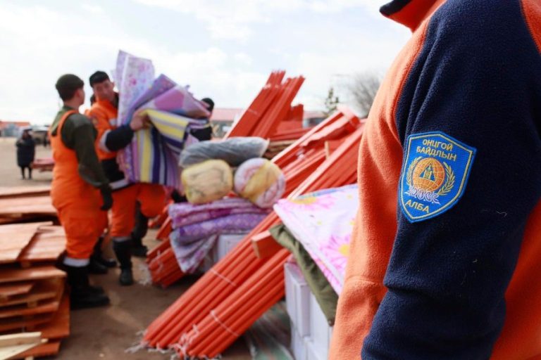 УОК түймэрт өртсөн өрхүүдэд 400 сая төгрөгийн тусламж хүргүүллээ