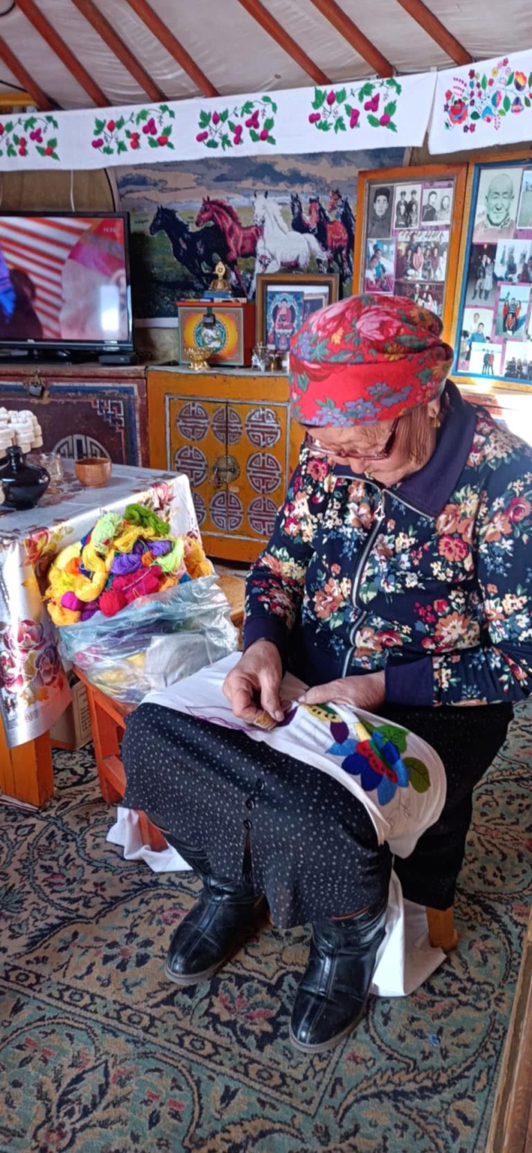 Өндөр-Улаан сумын хатгамалчин эмээ