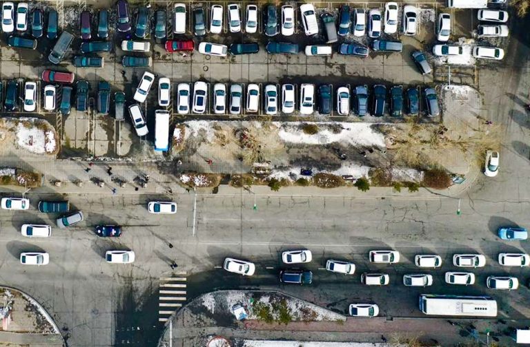 Нийтийн эзэмшлийн талбайг хашаалсан автомашины зогсоолыг чөлөөлнө