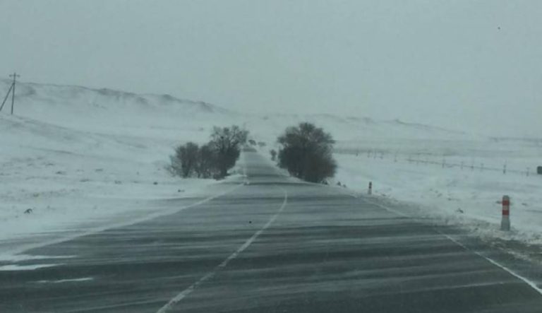 Нутгийн баруун хэсгээр нойтон цас, цас орж, цасан шуурга шуурна