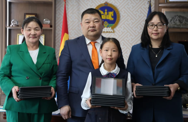 Архангайн зургаан сумын ЕБС-д 300 ширхэг iPad олгож эхэллээ