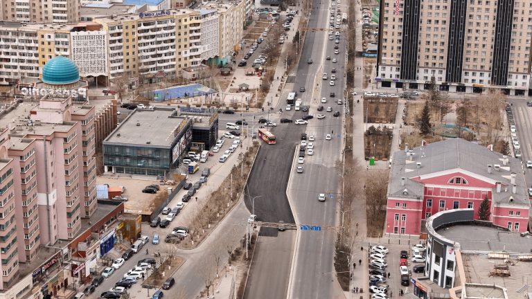 Найман байршилд зам засварын ажил үргэлжилж байна