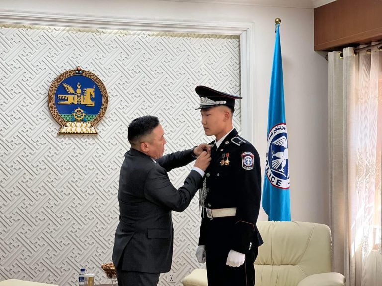 Хүний амь нас аварсан цагдаа Т.Цэнд-Аюушийг ЦЕГ-аас шагнав.