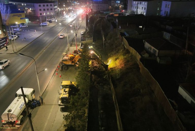 “Бөмбөгөр”-ийн баруун талын үерийн далангийн түшиц ханыг шөнийн цагаар засварлаж байна