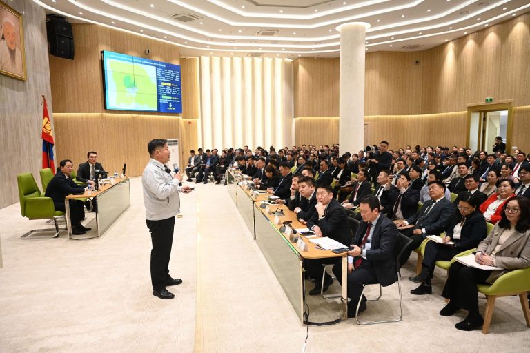 Дүүрэг, хороодын Засаг дарга нартай сар болгон уулзаж, санал солилцоно