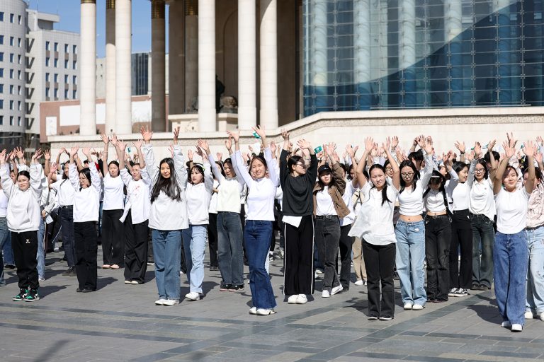 Сайн дурын өдрийг 1500 гаруй хүүхэд залуучууд тэмдэглэн өнгөрүүллээ