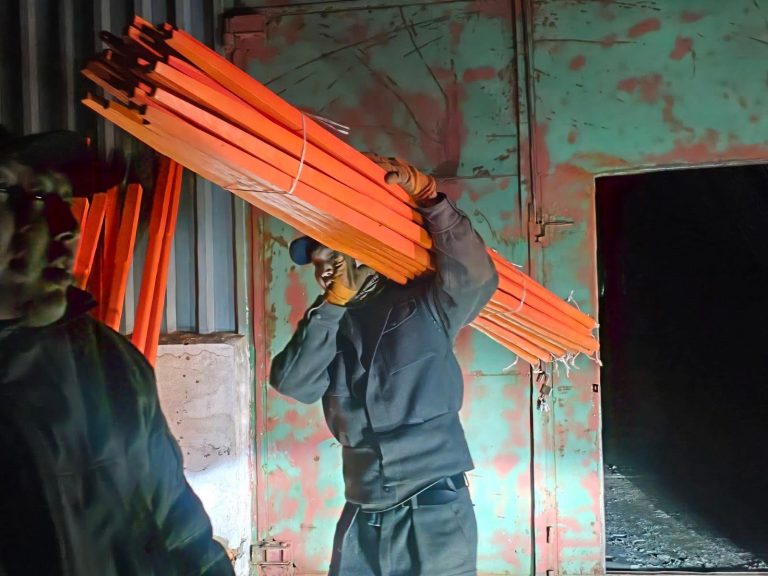 Хүчтэй шороон шуурганы улмаас орон гэргүй болсон иргэдэд гэр олгох тусламжийн цуваа хөдөлжээ