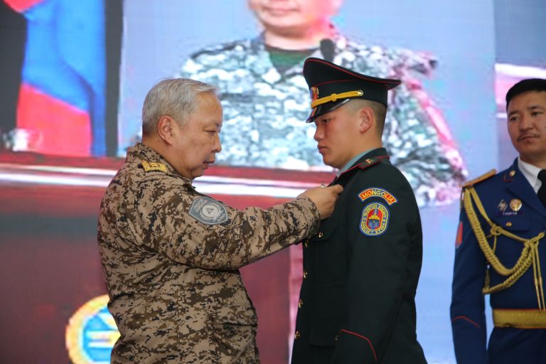Ховд голд живж байсан хүүг аварсан О.Сүлдийг “Шударга журам” медалиар шагнав