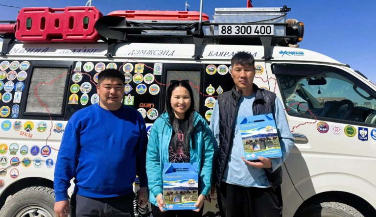 Эх орноо тойрон аялж буй гэр бүл Баянхонгор аймгийн сумдаар явж байна