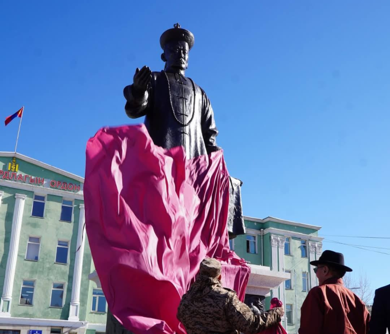Жалханз хутагт Д.Дамдинбазарын хөшөөг Завхан аймаг төв талбайдаа заллаа