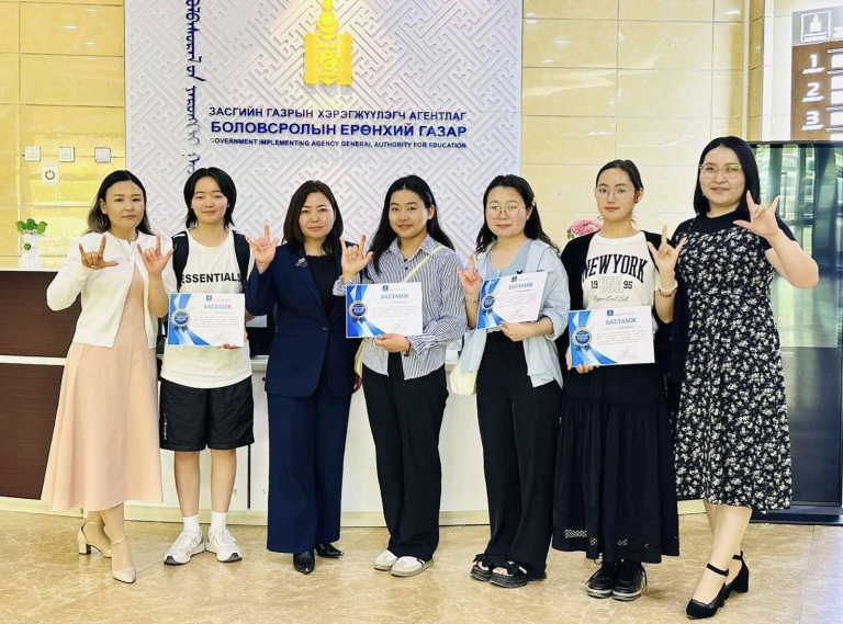 Хараа, сонсголын бэрхшээлтэй оюутнуудын “Тэмдэглэл хөтлөгч”-өөр 6 оюутан сайн дураар ажиллажээ