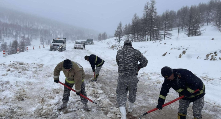 Архангай аймгийн хот хоорондын замын хөдөлгөөнийг хаасан хэвээр байна