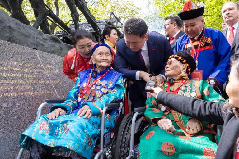 “Ялалтад тэмүүлсэн морьд” хөшөөнд хүндэтгэл үзүүллээ