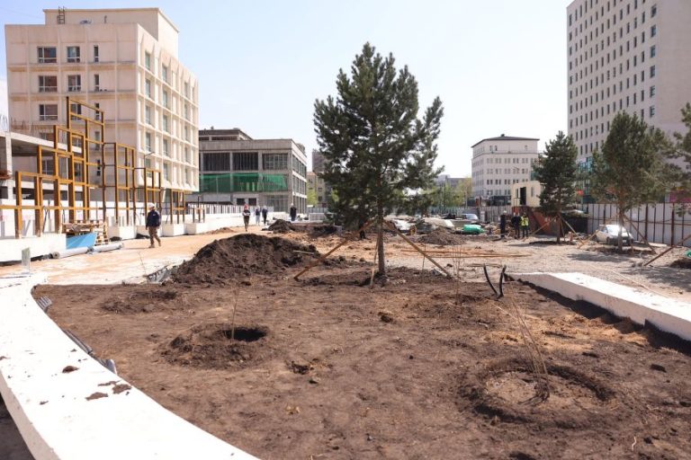 Урт цагаан цэцэрлэгт хүрээлэнгийн гадна тохижилтын ажил үргэлжилж байна