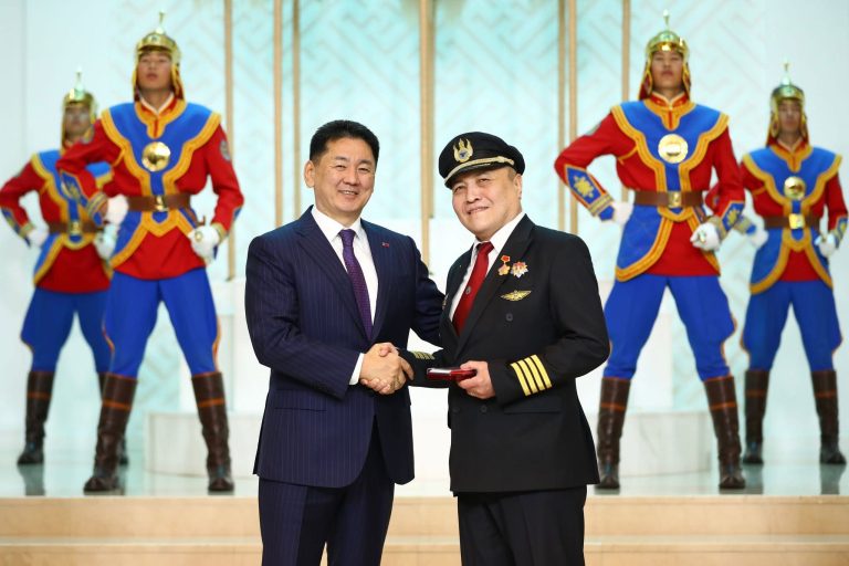 Гавьяат нисгэгч Р.Бат-Эрдэнэд Хөдөлмөрийн баатар цол хүртээлээ