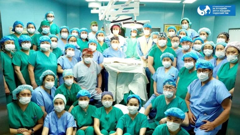 ЭХЭМҮТ-д анх удаа хүүхдэд амьд донороос бөөр шилжүүлэх мэс заслыг хийлээ