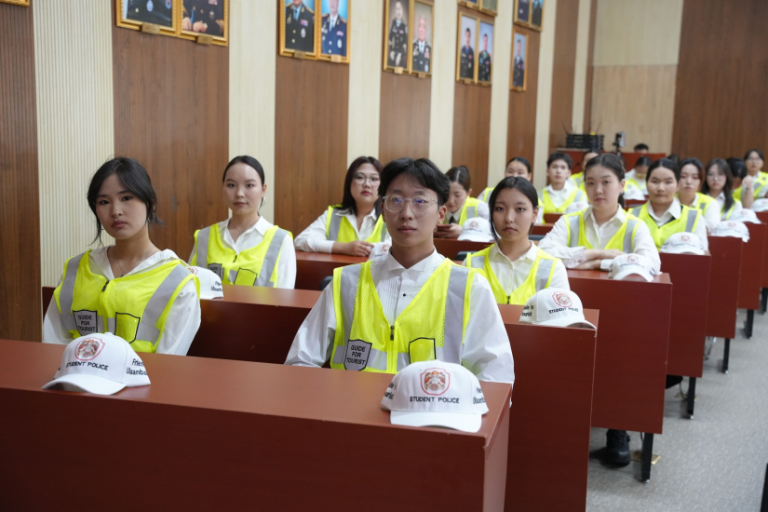 12 их, дээд сургуулийн 62 оюутан зуны турш жуулчдад тусална