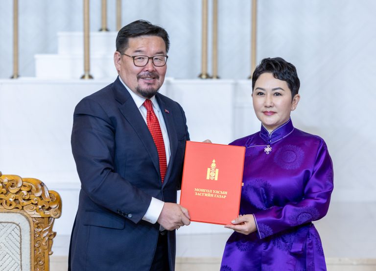 Гадаад харилцааны сайд Б.Батцэцэг тамгаа гардан авлаа