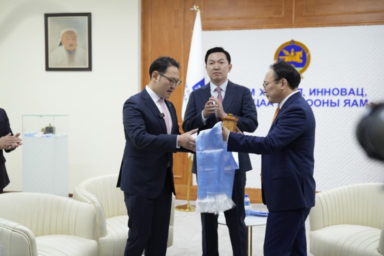 Цахим хөгжил, инновац, харилцаа холбооны сайд Э.Батшугар үүрэгт ажилдаа орлоо