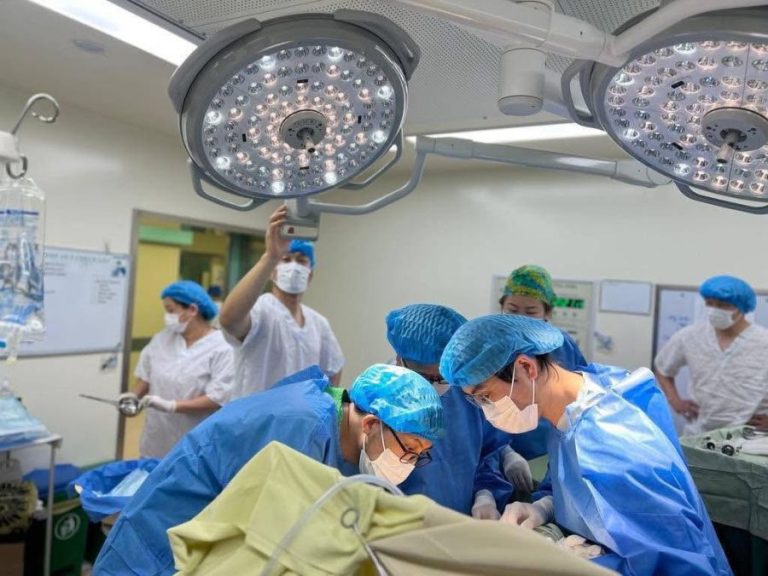 ХӨСҮТ-д анх удаа дурангаар бөөр авах мэс засал хийлээ